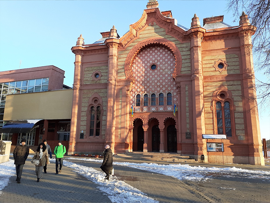Vor der Synagoge