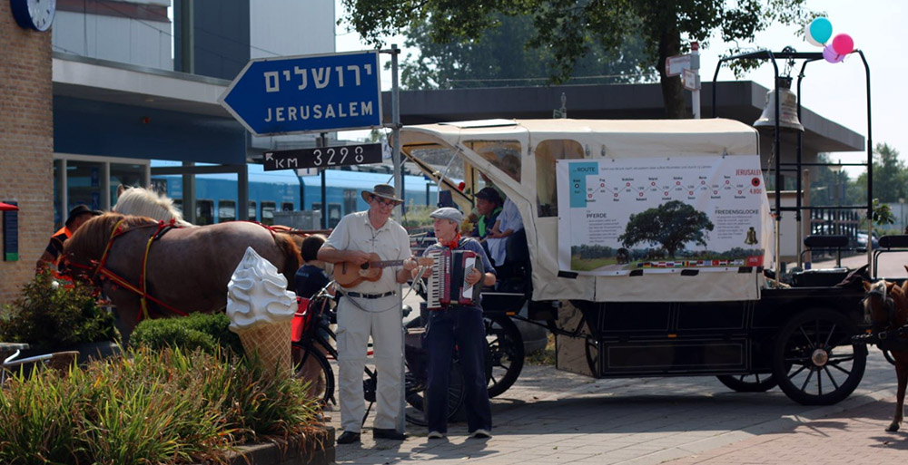 Der Glockenwagen steht 2022 in Holland vor einem israelischen Restaurant.
