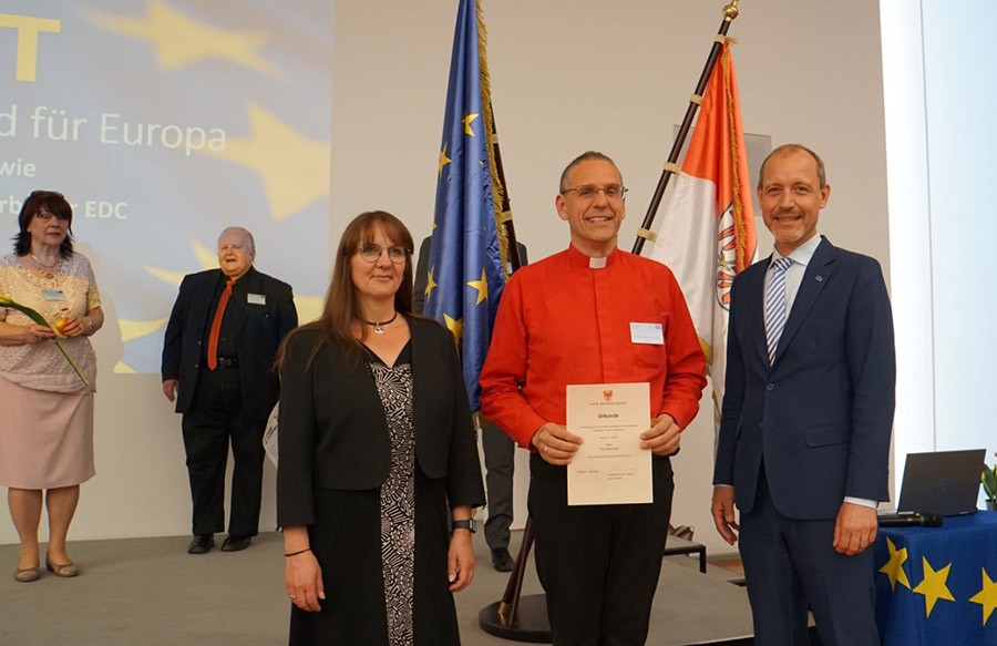 Helmut Kautz erhält im Mai 2022 die Europaurkunde des Landes Brandenburg von Finanzministerin Kathrin Lange. 