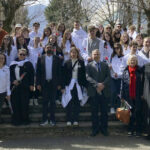 Gruppenbild beim Gedenkmarsch „March of the Living“, der die Teilnehmenden auch 2024 wieder durch die Innenstadt von Bitola geführt hat.