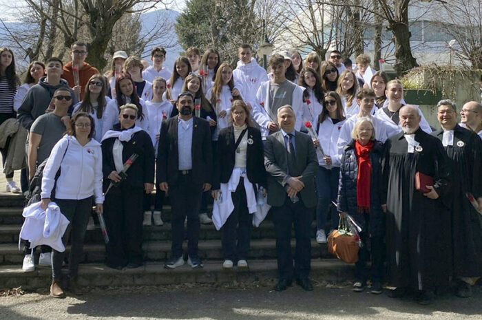 Gruppenbild beim Gedenkmarsch „March of the Living“, der die Teilnehmenden auch 2024 wieder durch die Innenstadt von Bitola geführt hat.