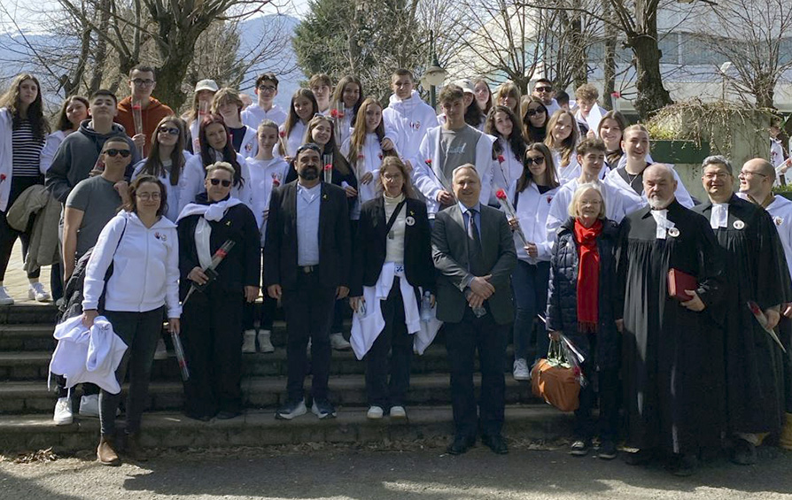 Gruppenbild beim Gedenkmarsch „March of the Living“, der die Teilnehmenden auch 2024 wieder durch die Innenstadt von Bitola geführt hat.