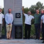 Die Mitglieder des Teams, das sich für die Erneuerung des Holocaust-Denkmals in Sabolotiw (Ukraine) mit eingesetzt hat, stammen aus der Ukraine, der Slowakei, Tschechien, Polen und Deutschland. Sie zählen sich zum GGE-Versöhnungsdienst „S’ Lamm“ und zur messianischen Initiative „Toward Jerusalem Council II“.