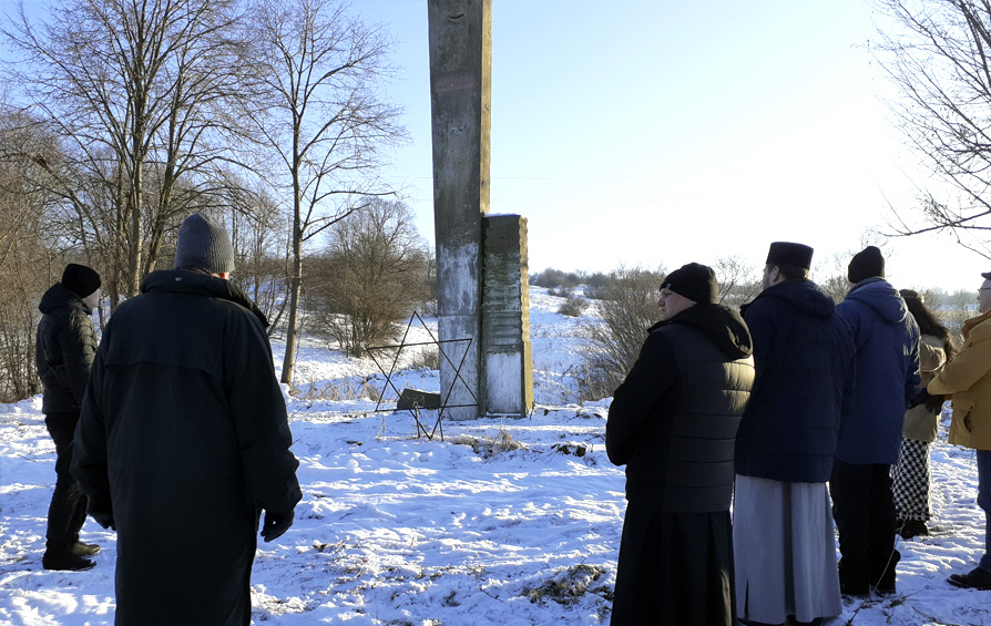 Ökumen. Bußgebet am 8. Februar 2023 mit katholischen, orthodoxen und messianischen Geistlichen in Sabolotiw - noch am alten Denkmal, dessen Zustand seiner Bedeutung als Gedenkort und Mahnmal nicht mehr entsprach.