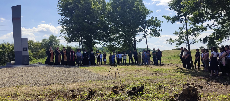 Das neue Denkmal wurde am Sonntag, 9. Juli 2023, feierlich eingeweiht - mit dem Rabbi, ukrainisch-orthodoxen, griechisch- und römisch-katholischen Priestern, einem messianischen Leiter sowie dem Bürgermeister von Sabolotiw. Mit dabei waren noch etwa 250 Gäste. 