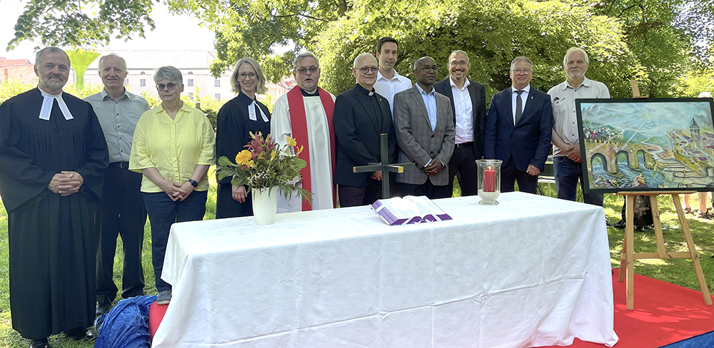 Ökumenischer Gottesdienst am Pfingstmontag (v. li.): Pfr. Henning Dobers (Stiftung St. Aegidien), Martin Stell, Gerit Vogeley, Superintendentin Günther-Menzel (ev.-luth.), Pfr. Jacek Kubacki (röm.-kath. Pfarrgemeinde St. Elisabeth), Pastor Andreas Salzmann (Kraft-Werk-Kirche), Bürgermeister Tobias Dannenberg, Dr. Diro Ayana, Pastor Andreas Risse (Ev.-luth. Stadtkirchengemeinde Münden), Pastor Ernst-Ulrich Göttges (Ev.-ref. Gemeinde Hann. Münden), Künstler Uwe Hentze. Foto: B.Sangerhausen