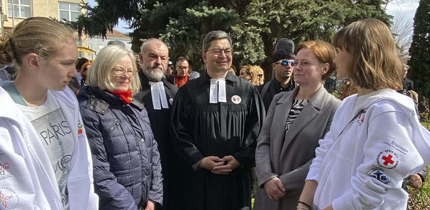 Im Gespräch mit der deutschen Botschafterin für Nordmazedonien, Petra Drexler (2. v. re.): Rita und Pfr. i.R. Hans-Joachim Scholz (GGE-Versöhnungsdienst "S’ Lamm“ #https://www.gge-blog.de/ukraine-die-versoehnungswege-gehen-weiter/#, 2. u. 3. v. li.) und Pfr. Holger Bartsch (GGE Sachsen #https://www.gge-sachsen.de/#, 3. v. re.) beim Jugendtreffen in Bitola.