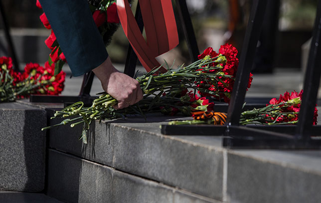 niederlegung von Blumen an historischer Stätte