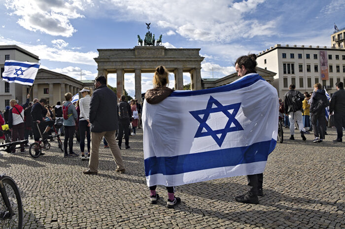Solidaritätskundgebung am 8. Oktober 2023 auf dem Pariser Platz in Berlin, einen Tag nach dem Großangriff der Hamas auf Israel. Foto: Leonhard Lenz über Wikimedia Commons #https://creativecommons.org/publicdomain/zero/1.0/deed.en#