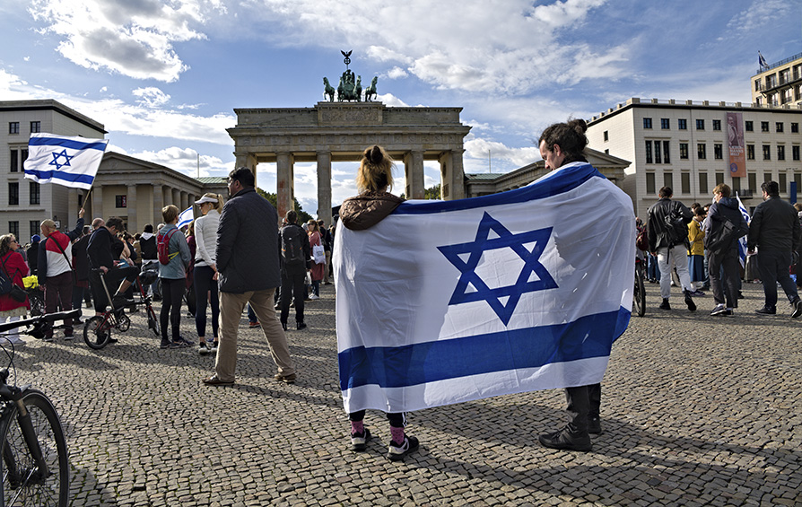 Solidaritätskundgebung am 8. Oktober 2023 auf dem Pariser Platz in Berlin, einen Tag nach dem Großangriff der Hamas auf Israel. Foto: Leonhard Lenz über Wikimedia Commons #https://creativecommons.org/publicdomain/zero/1.0/deed.en#