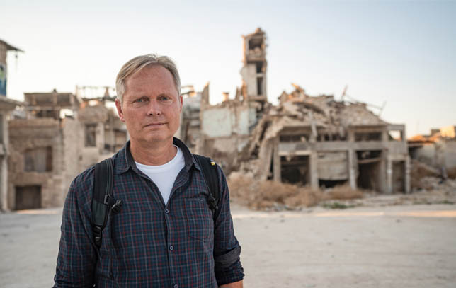 Markus Rode vor Ruinen in Aleppo, Syrien