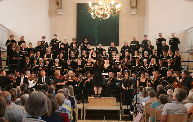 Maraike Richter dirigiert das „Paulus“-Oratorium von Felix Mendelssohn-Bartholdy in der Neustädter Hof- und Stadtkirche in Hannover (Masterabschluss in Orchesterleitung, 2017). Foto: Sarah Fischer